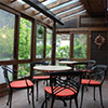 カフェ　カフェのオープンテラスをグラスハウスに。冬は温かく、夏は虫を気にせずにくつろげるテラスになりました。